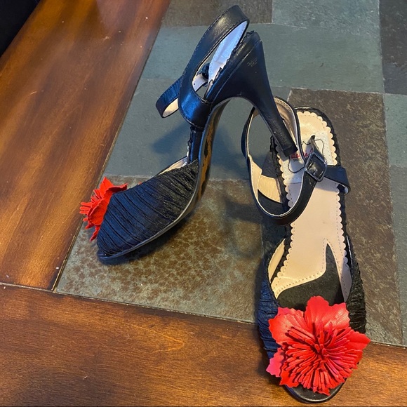 Bettie Page Shoes Ellie size 6 red flower heels - Picture 2 of 5
